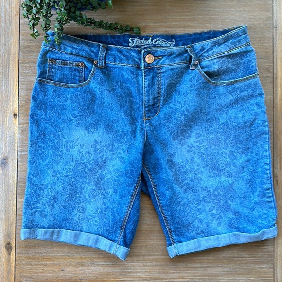 Women’s Faded Glory Floral Print Rolled Hem Bermuda Jean Shorts Size 16 Blue - Picture 1 of 11